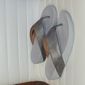 Fitflop Women's v88-054 Pewter/Silver Slide Sandals Sz. 10